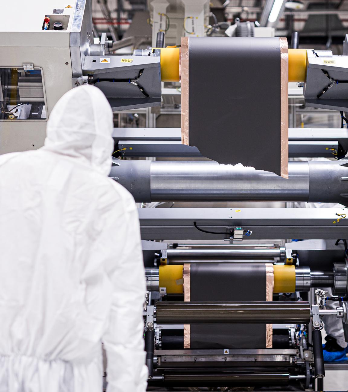 Ein Mitarbeiter arbeitet in einem Reinraum im Bereich «Calendering» in der neuen Batteriefabrik PowerCo.