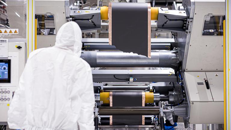 Ein Mitarbeiter arbeitet in einem Reinraum im Bereich «Calendering» in der neuen Batteriefabrik PowerCo.