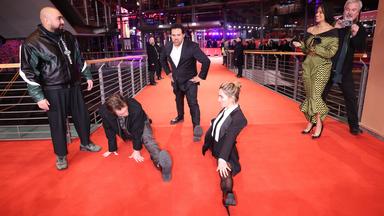 Sam Rockwell beim Spagat auf dem roten Berlinale-Teppich
