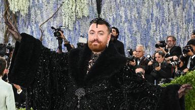 Sam Smith trifft bei der Benefizgala des Costume Institute im Metropolitan Museum of Art ein.
