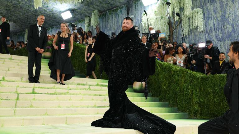 Sam Smith trifft bei der Benefizgala des Costume Institute des Metropolitan Museum of Art ein.