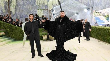 Sam Smith mit Partner Christian Cowan auf der Met Gala 2026.