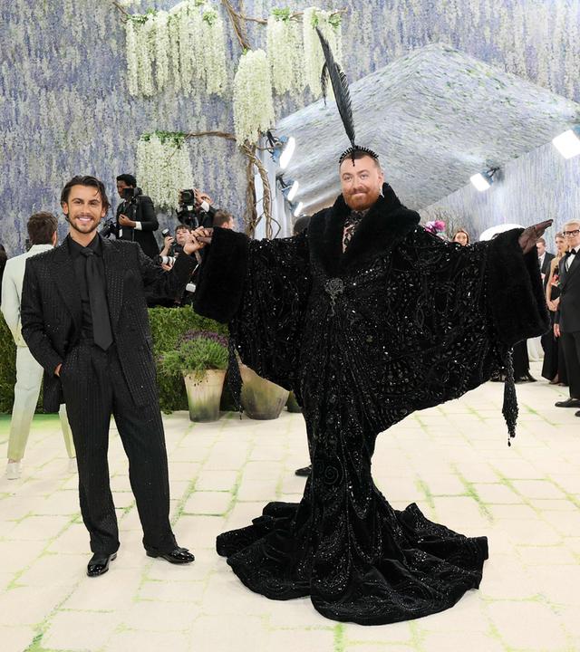 Sam Smith mit Partner Christian Cowan auf der Met Gala 2026.