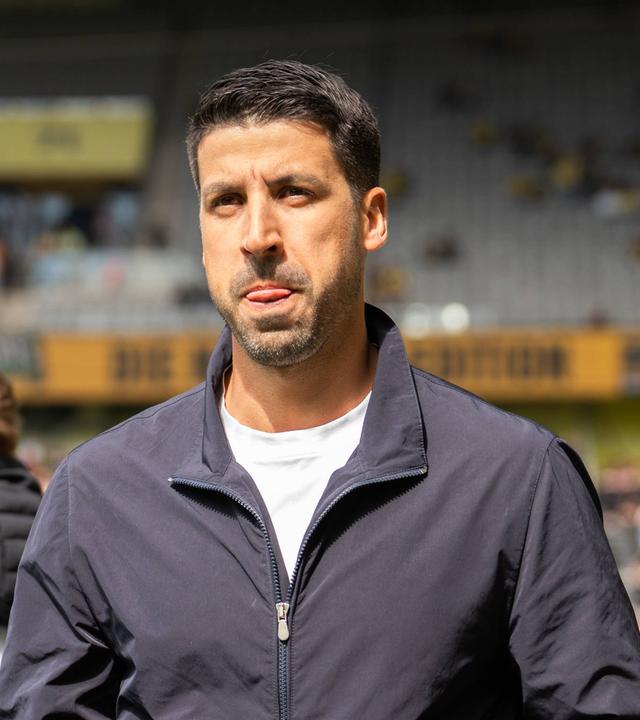 Der ehemalige deutsche Nationalspieler Sami Khedira besucht den Signal Iduna Park