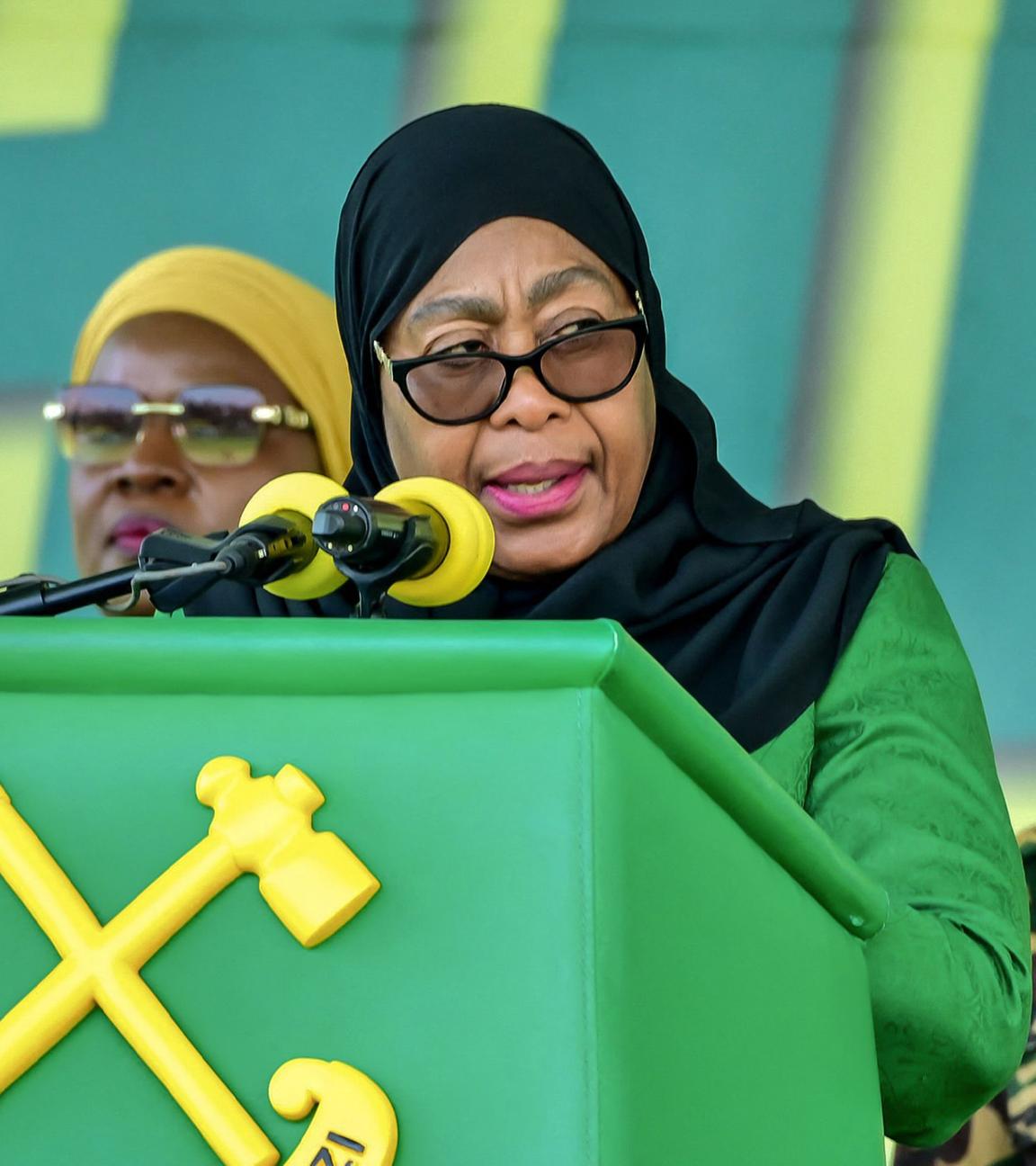 Die wiedergewählte Präsidentin Tansanias Samia Suluhu Hassan spricht während der letzten Wahlkampfrede vor ihrer Wiederwahl vor Anhängern ihrer Partei Chama Cha Mapinduzi (CCM)
