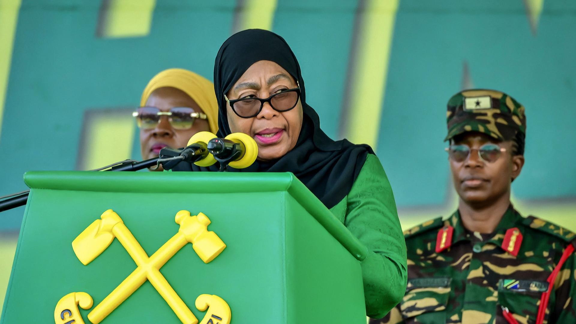 Die wiedergewählte Präsidentin Tansanias Samia Suluhu Hassan spricht während der letzten Wahlkampfrede vor ihrer Wiederwahl vor Anhängern ihrer Partei Chama Cha Mapinduzi (CCM)