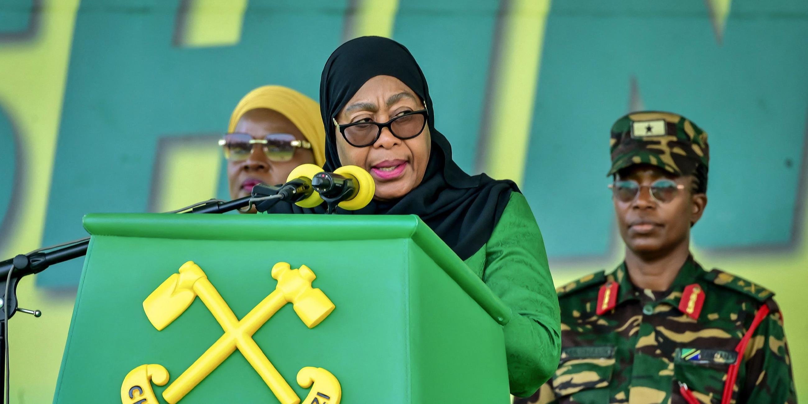 Die wiedergewählte Präsidentin Tansanias Samia Suluhu Hassan spricht während der letzten Wahlkampfrede vor ihrer Wiederwahl vor Anhängern ihrer Partei Chama Cha Mapinduzi (CCM)