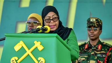 Die wiedergewählte Präsidentin Tansanias Samia Suluhu Hassan spricht während der letzten Wahlkampfrede vor ihrer Wiederwahl vor Anhängern ihrer Partei Chama Cha Mapinduzi (CCM)
