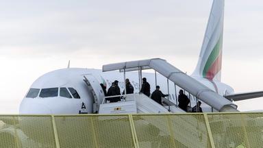 Baden-Württemberg, Rheinmünster: Abgelehnte Asylbewerber steigen am Baden-Airport im Rahmen einer landesweiten Sammelabschiebung in ein Flugzeug. Archivbild