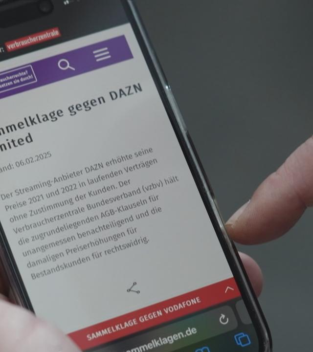 Auf einem Handy-Display steht: Sammelklage gegen DAZN Limited