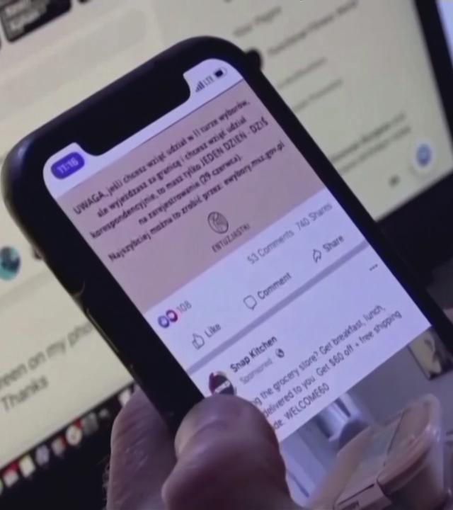 Mensch guckt auf Handy