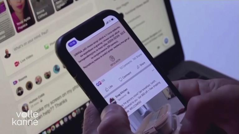 Mensch guckt auf Handy