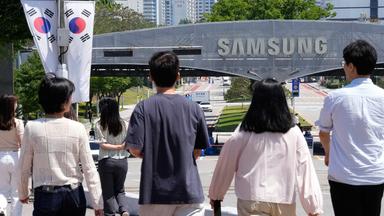Das Logo von Samsung Electronics ist an einem Tor am Hauptsitz des Unternehmens in Suwon, Südkorea, zu sehen. 