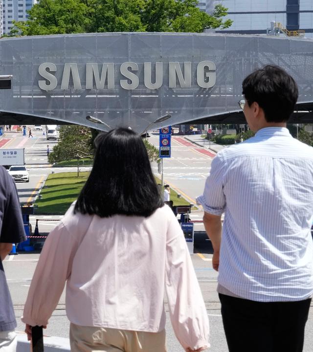 Das Logo von Samsung Electronics ist an einem Tor am Hauptsitz des Unternehmens in Suwon, Südkorea, zu sehen. 