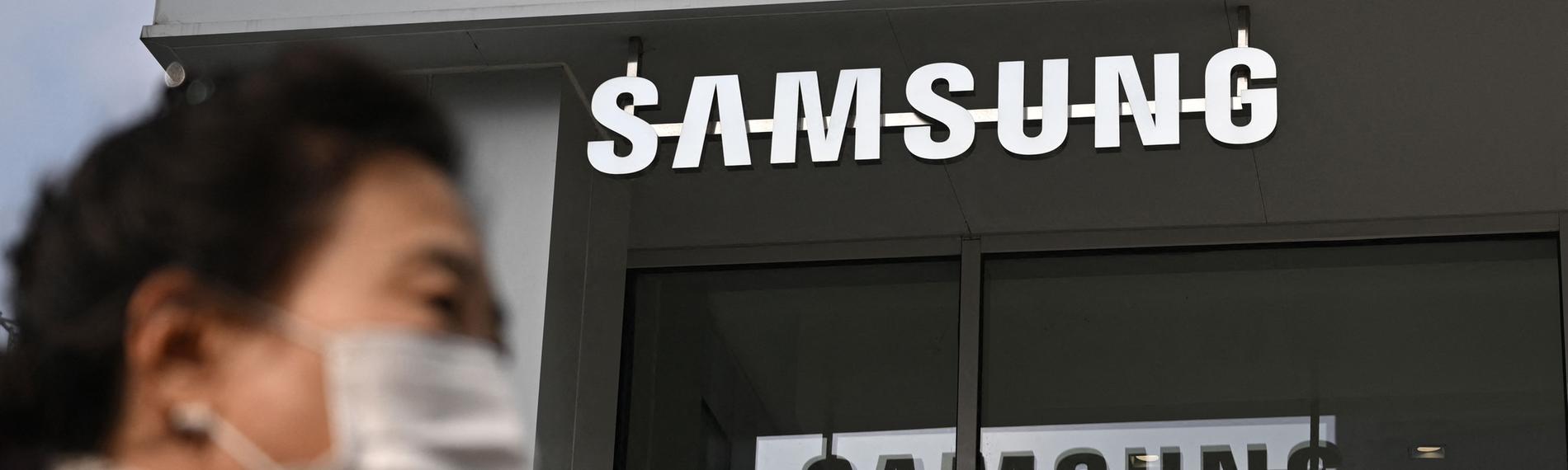 Eine Frau läuft an einem Samsung-Laden in Seoul vorbei.