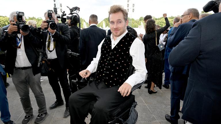 Der Schauspieler Samuel Koch blickt in die Kamera am 21.07.2026 bei dem Sommerempfang des Bayerischen Landtags vor dem Neuen Schloss Schleißheim, Bayern.