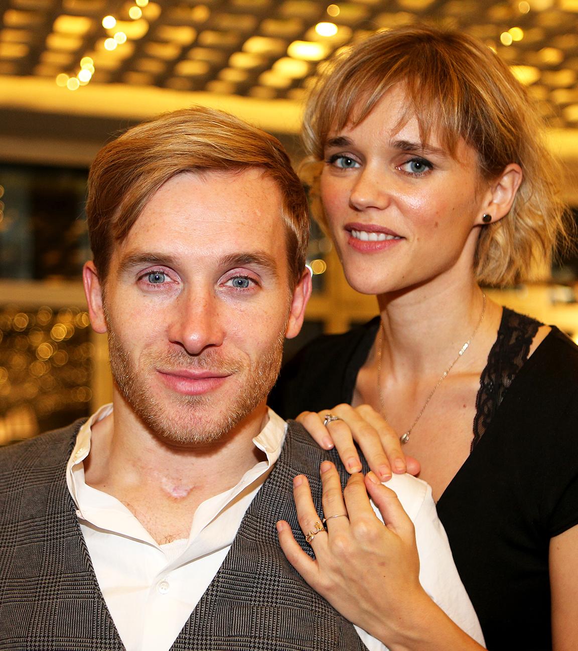 Samuel Koch und seine Freundin Sarah lächeln in die Kamera