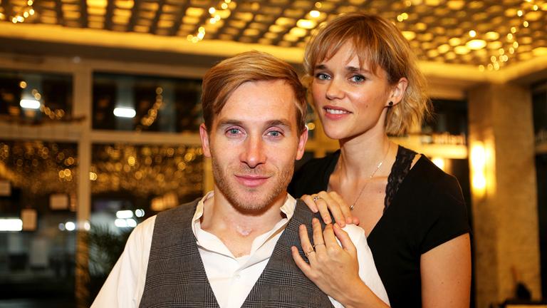 Samuel Koch und seine Freundin Sarah lächeln in die Kamera