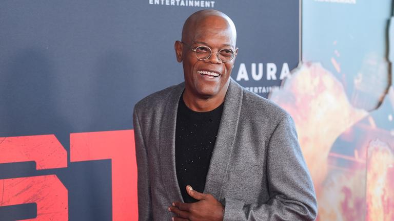 Samuel L. Jackson lächelt in die Kameras. 