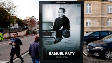 Plakat mit dem Bild des ermordeten französischen Lehrers Samuel Paty