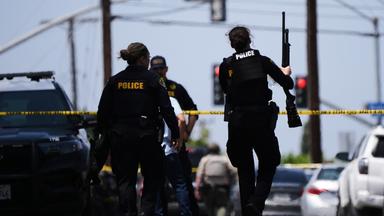 Polizeibeamte sichern den Tatort an einem islamischen Zentrum in San Diego.