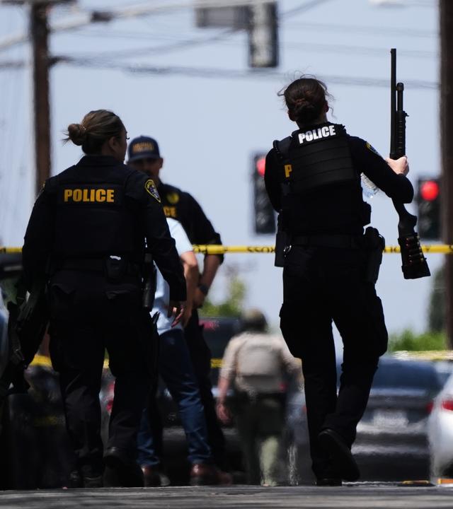 Polizeibeamte sichern den Tatort an einem islamischen Zentrum in San Diego.