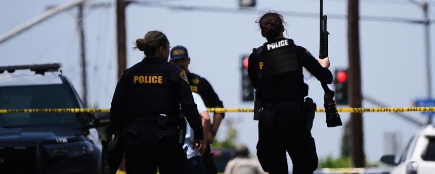 Polizeibeamte sichern den Tatort an einem islamischen Zentrum in San Diego.