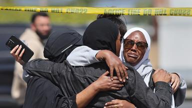 Mitglieder der muslimischen Gemeinde in San Diego reagieren, nachdem sie die Nachricht über eine Schießerei in ihrem Gotteshaus in San Diego, Kalifornien, USA, erfahren haben