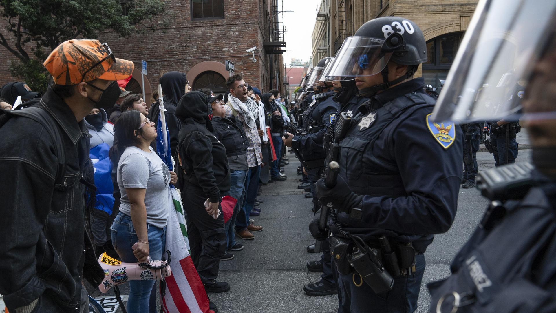 Demonstranten stellen sich einer Reihe von Polizeibeamten während einer Kundgebung gegen ICEs Abschiebung in San Francisco, Vereinigte Staaten, am 08.06.2025.