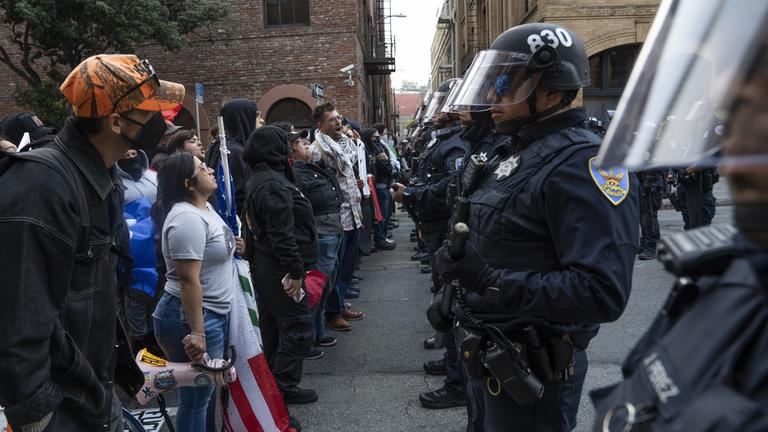 Demonstranten stellen sich einer Reihe von Polizeibeamten während einer Kundgebung gegen ICEs Abschiebung in San Francisco, Vereinigte Staaten, am 08.06.2025.
