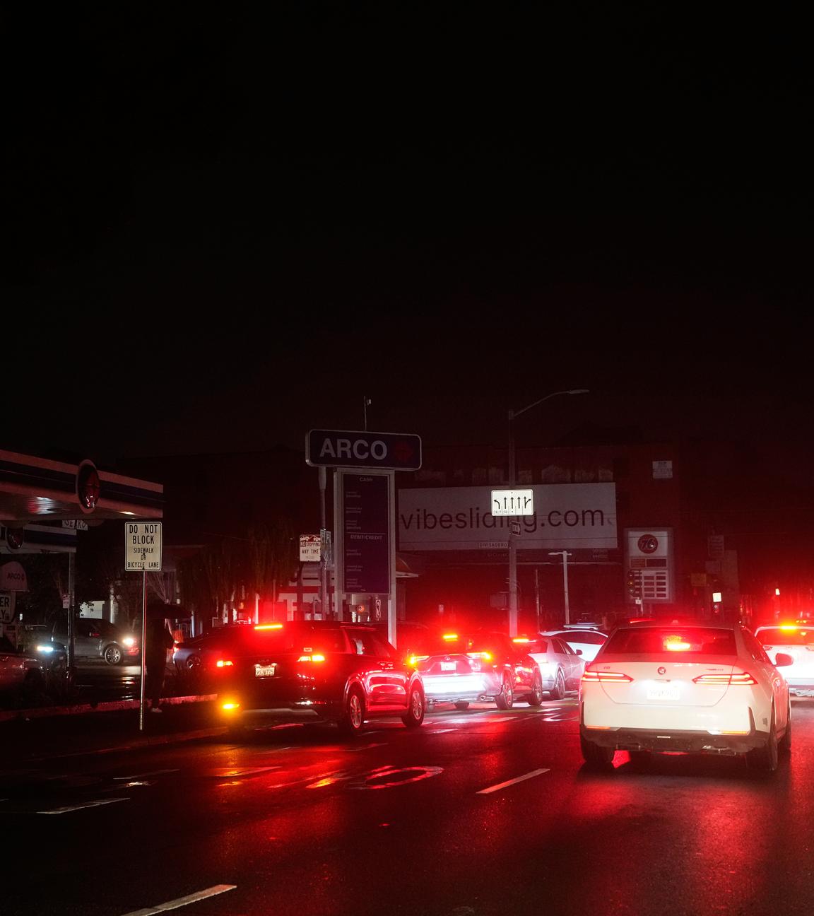 Autos warten an einer Kreuzung in San Francisco, an der aufgrund von Stromausfällen keine Ampeln funktionieren.