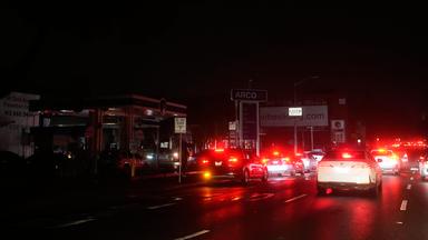 Autos warten an einer Kreuzung in San Francisco, an der aufgrund von Stromausfällen keine Ampeln funktionieren.