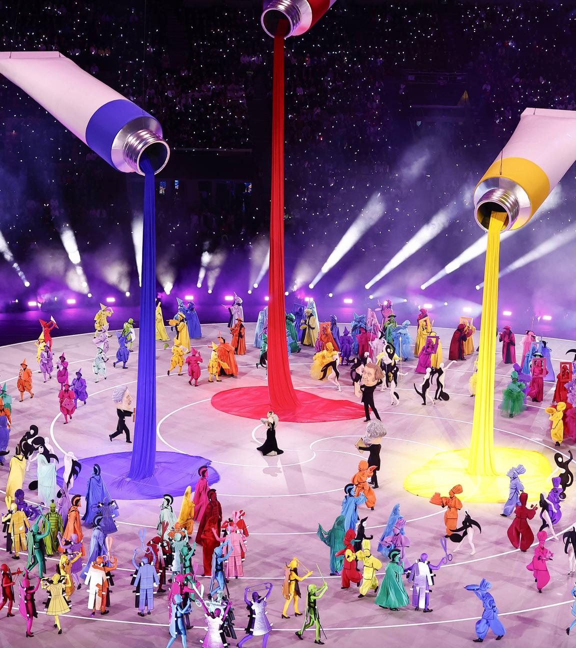 Bei der Eröffnungsshow der Olympischen Winterspiele im San Siro Stadion in Mailand wird auf der Bühne eine kleine Theaterperfomance dargeboten