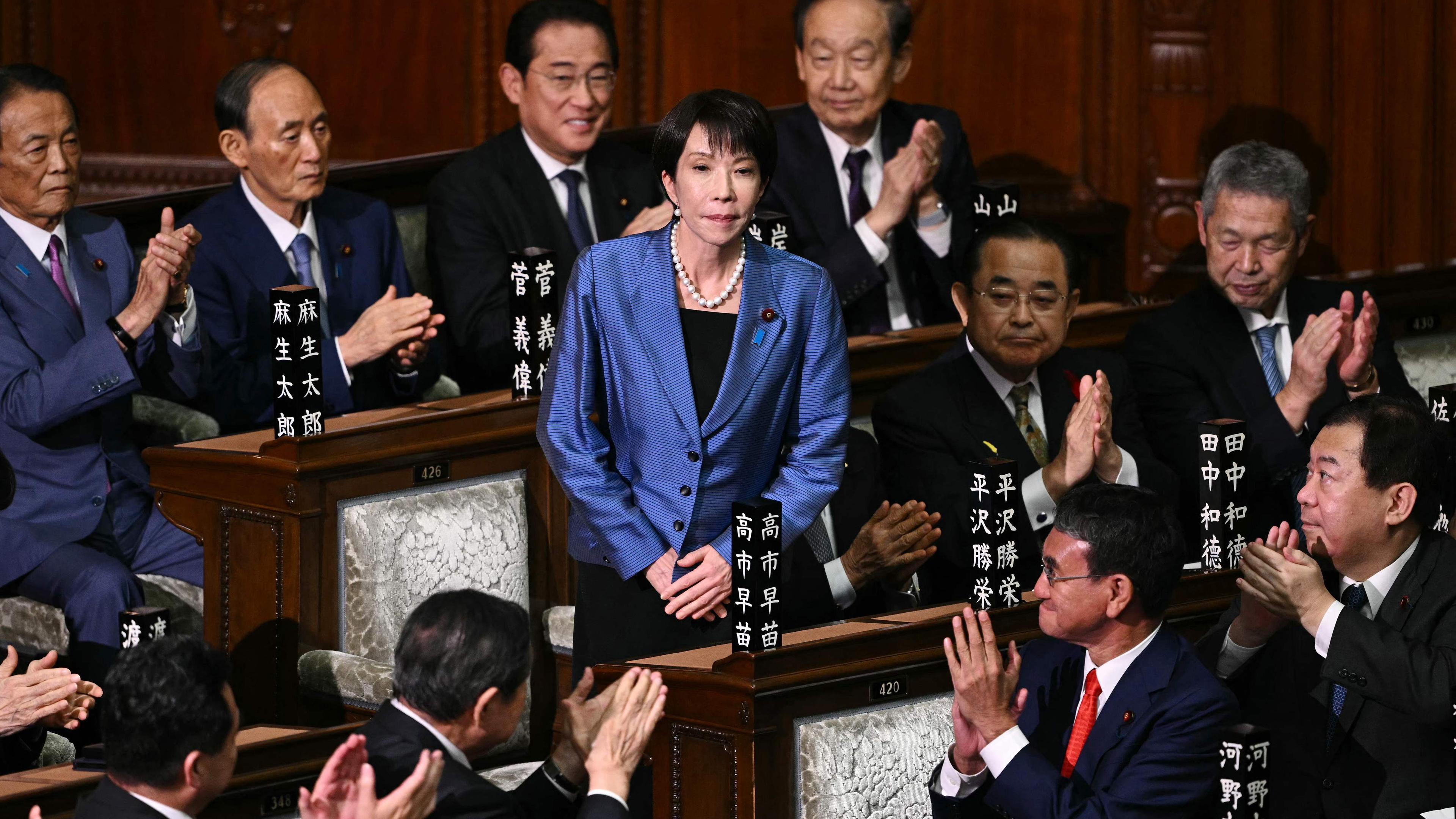Die Vorsitzende der Liberaldemokratischen Partei (LDP), Sanae Takaichi, erhebt sich, um den Applaus entgegenzunehmen, nachdem sie am 21. Oktober 2025 während einer Sondersitzung des Unterhauses in Tokio zur neuen Premierministerin Japans gewählt wurde. 