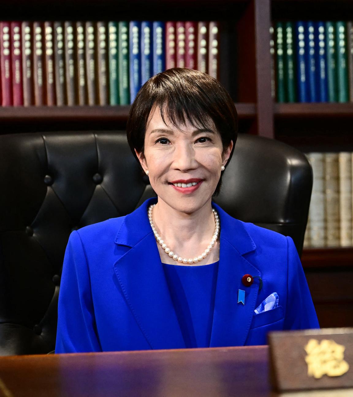 Sanae Takaichi, die neu gewählte Vorsitzende der Liberaldemokratischen Partei (LDP) Japans, posiert nach der Wahl zum LDP-Vorsitzenden am 4. Oktober 2025 in ihrem Büro. Die Konservative Sanae Takaichi läutete am 4. Oktober eine neue Ära ein, nachdem sie den Vorsitz der Regierungspartei Japans übernommen hatte. Damit ist sie auf dem besten Weg, die erste Premierministerin des Landes zu werden.