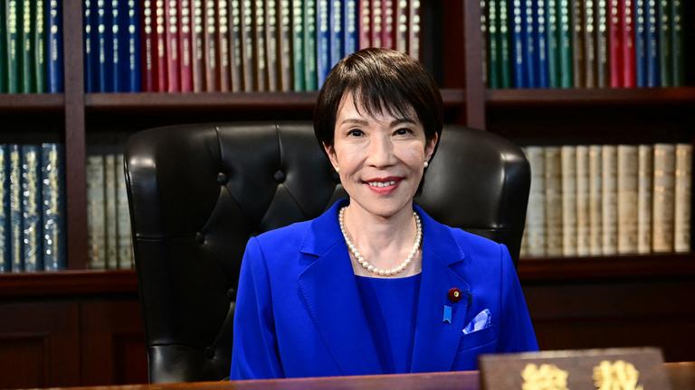 Sanae Takaichi, die neu gewählte Vorsitzende der Liberaldemokratischen Partei (LDP) Japans, posiert nach der Wahl zum LDP-Vorsitzenden am 4. Oktober 2025 in ihrem Büro. Die Konservative Sanae Takaichi läutete am 4. Oktober eine neue Ära ein, nachdem sie den Vorsitz der Regierungspartei Japans übernommen hatte. Damit ist sie auf dem besten Weg, die erste Premierministerin des Landes zu werden.