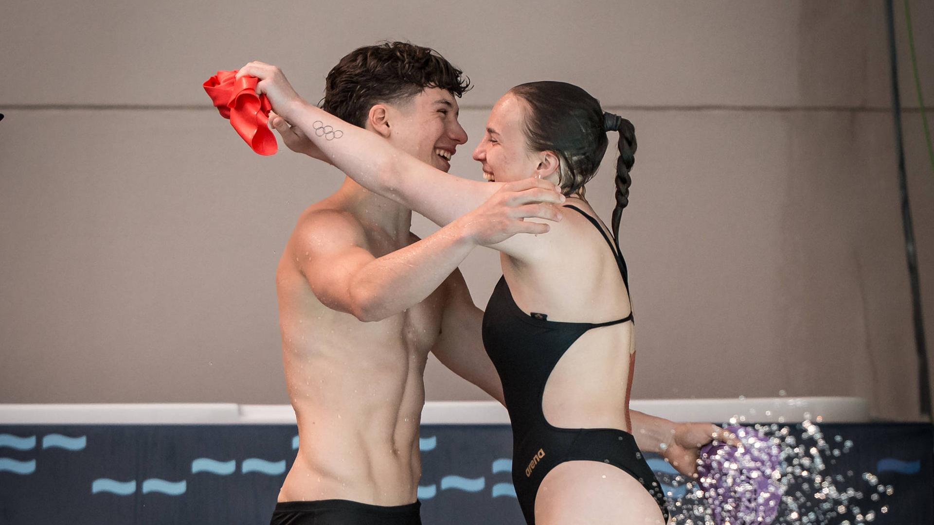 Luis Avila Sanchez und Lena Hentschel umarmen sich vor Freude über Gold beim Wasserspringen
