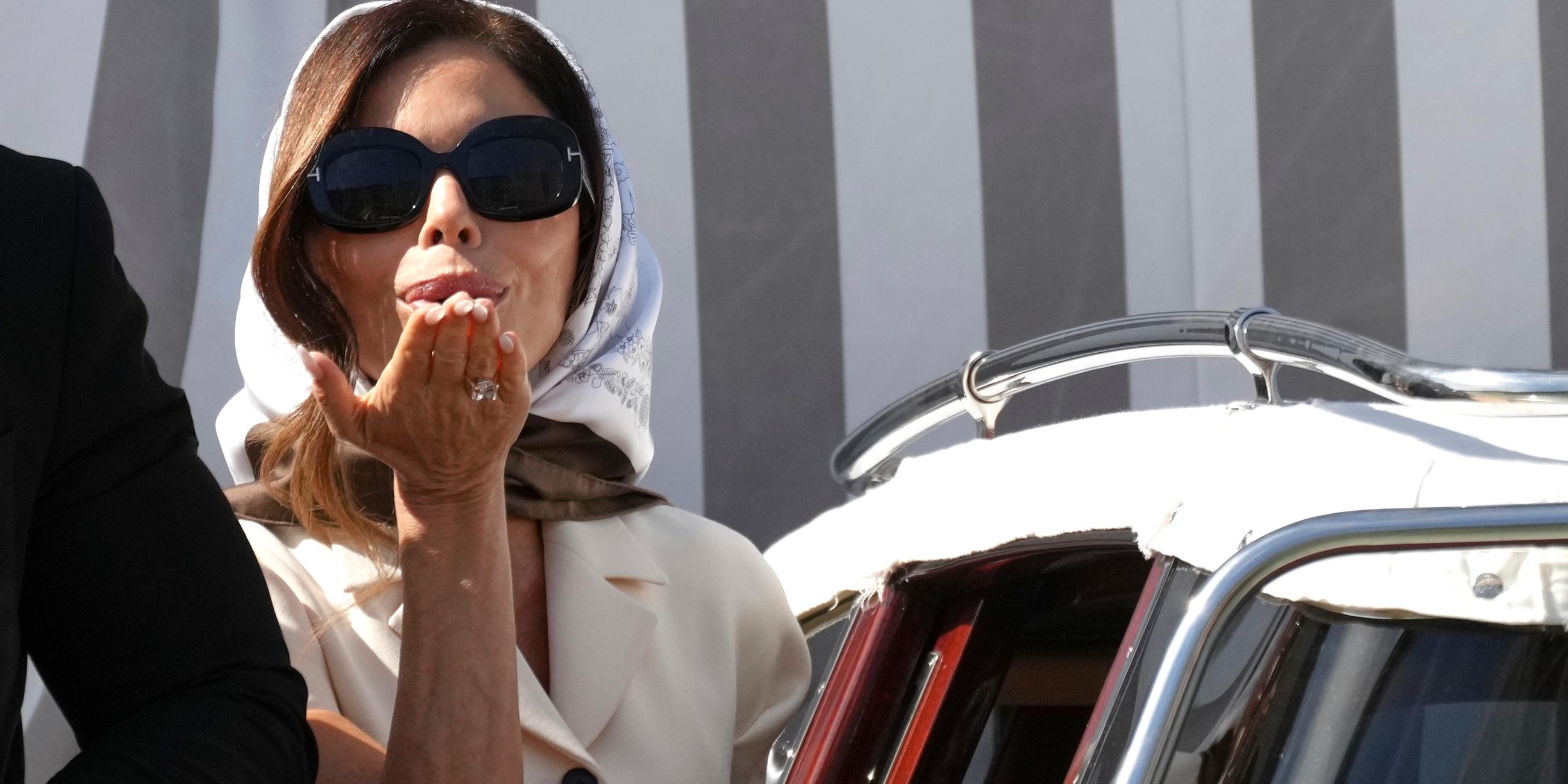Lauren Sánchez wirft den Paparazzi ein Luftküsschen zu.