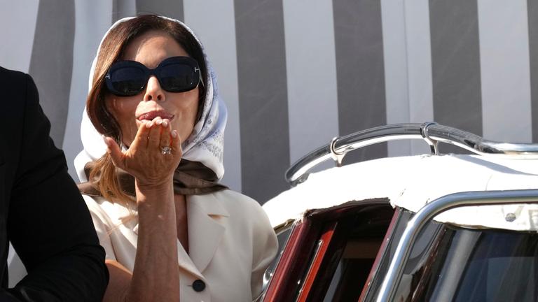 Lauren Sánchez wirft den Paparazzi ein Luftküsschen zu.