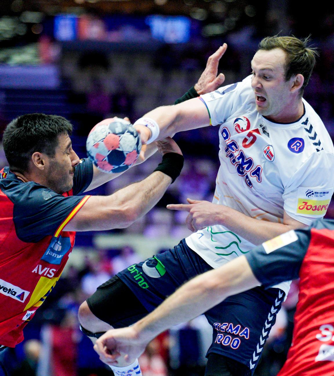 Sander Sagosen wird am Wurf gehindert