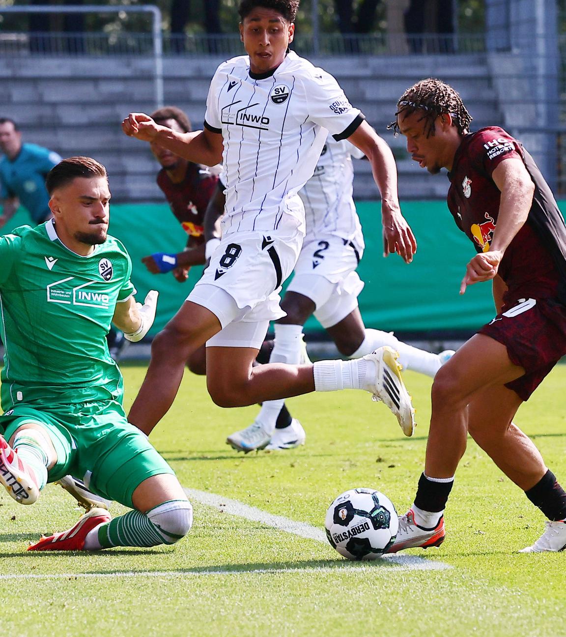 Sandhausens Torwart Arthur Lyska mit einer Parade vor Leipzigs Xavi Simons