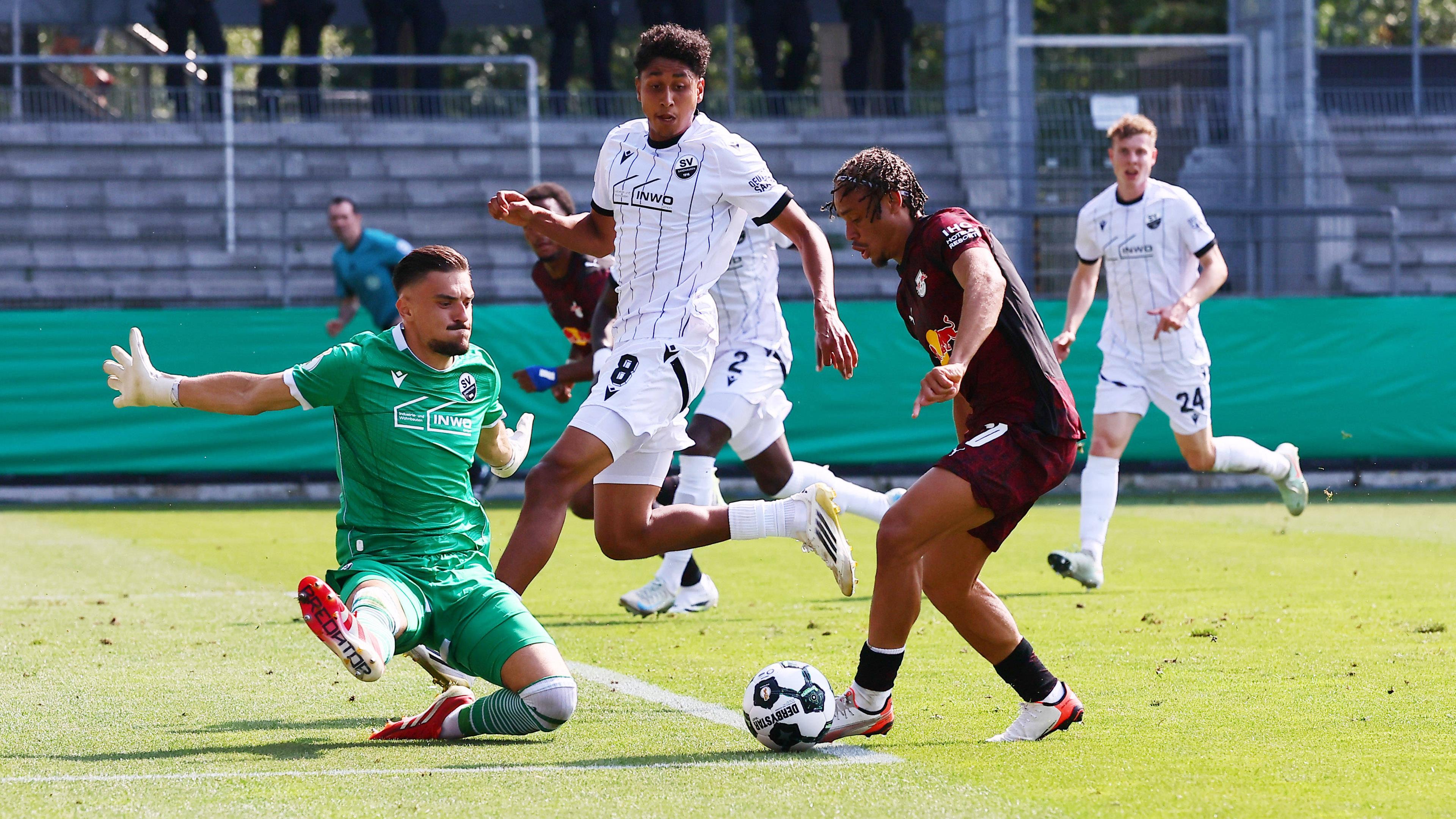 Sandhausens Torwart Arthur Lyska mit einer Parade vor Leipzigs Xavi Simons