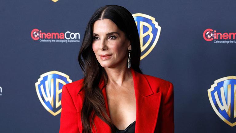 Schauspielerin Sandra Bullock posiert bei einem Event.