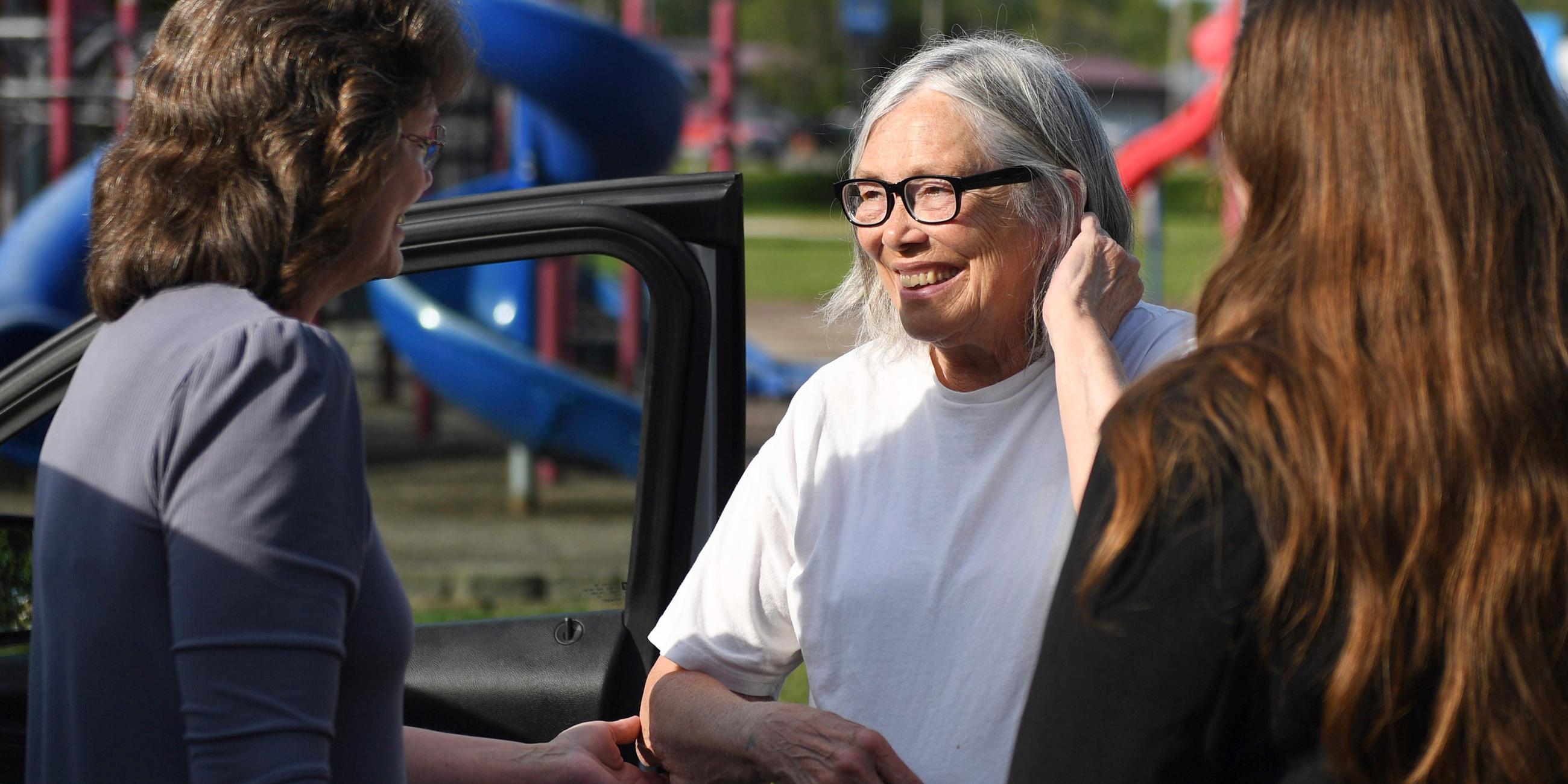 Sandra Hemme trifft sich nach ihrer Entlassung aus dem Chillicothe Correctional Center am 19.07.2024, in Chillicothe, Missouri, mit Angehörigen und Unterstützern.