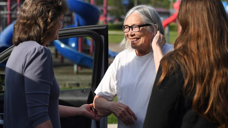 Sandra Hemme trifft sich nach ihrer Entlassung aus dem Chillicothe Correctional Center am 19.07.2024, in Chillicothe, Missouri, mit Angehörigen und Unterstützern.