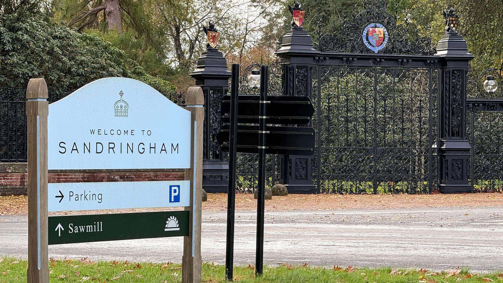 Eingangstor und Schild des Anwesens in Sandringham, Norfolk, am 31. Oktober 2025