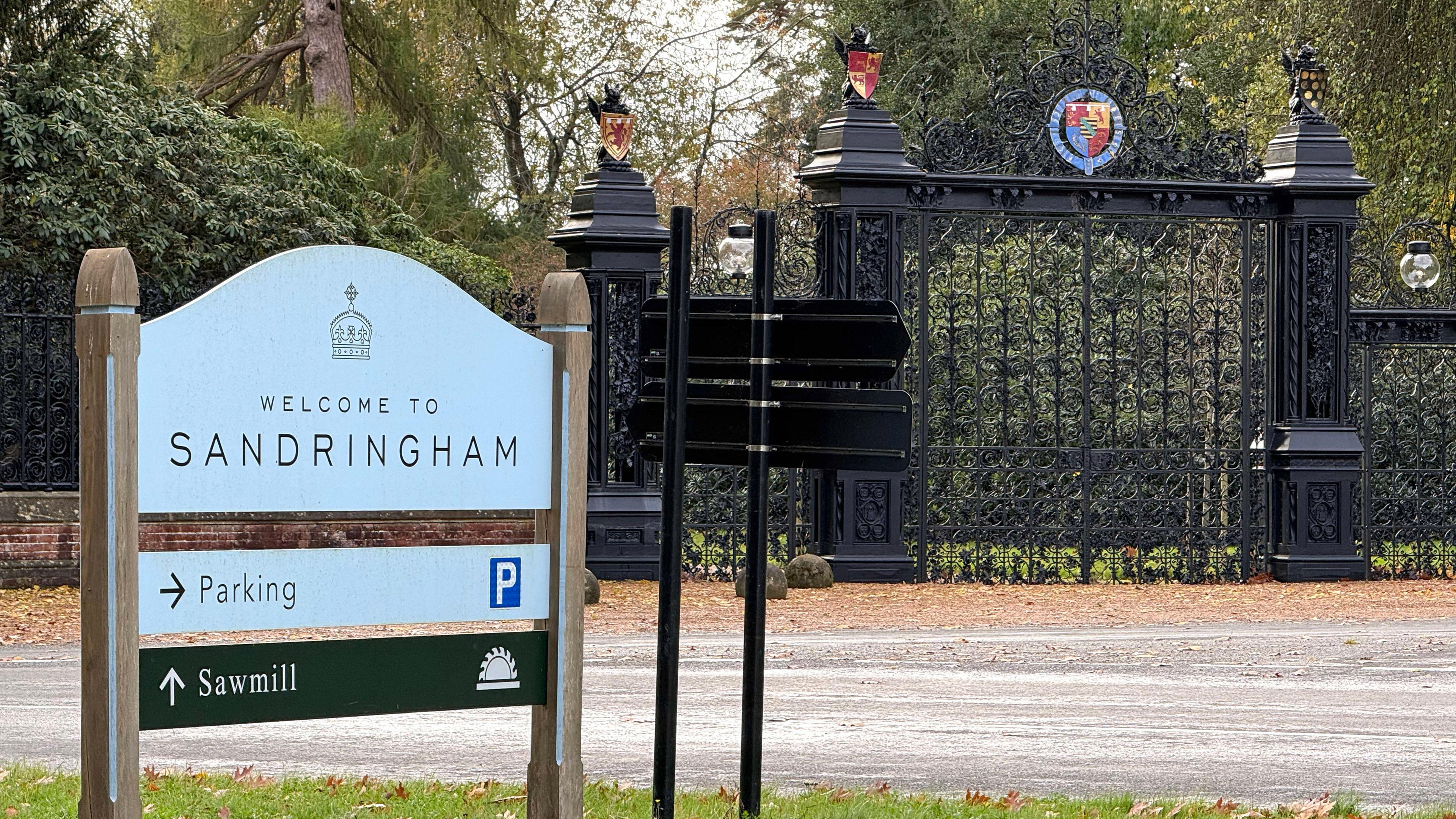 Eingangstor und Schild des Anwesens in Sandringham, Norfolk, am 31. Oktober 2025