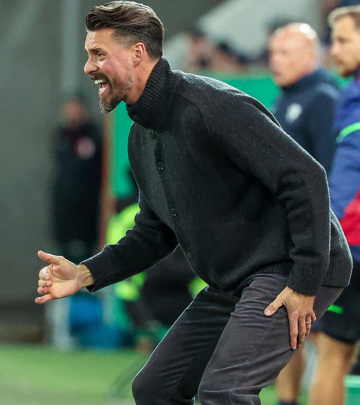 DFB-Pokal: FC Augsburg - VfL Bochum: Augsburgs Trainer Sandro Wagner ruft von der Seitenlinie aus Richtung Spielfeld.