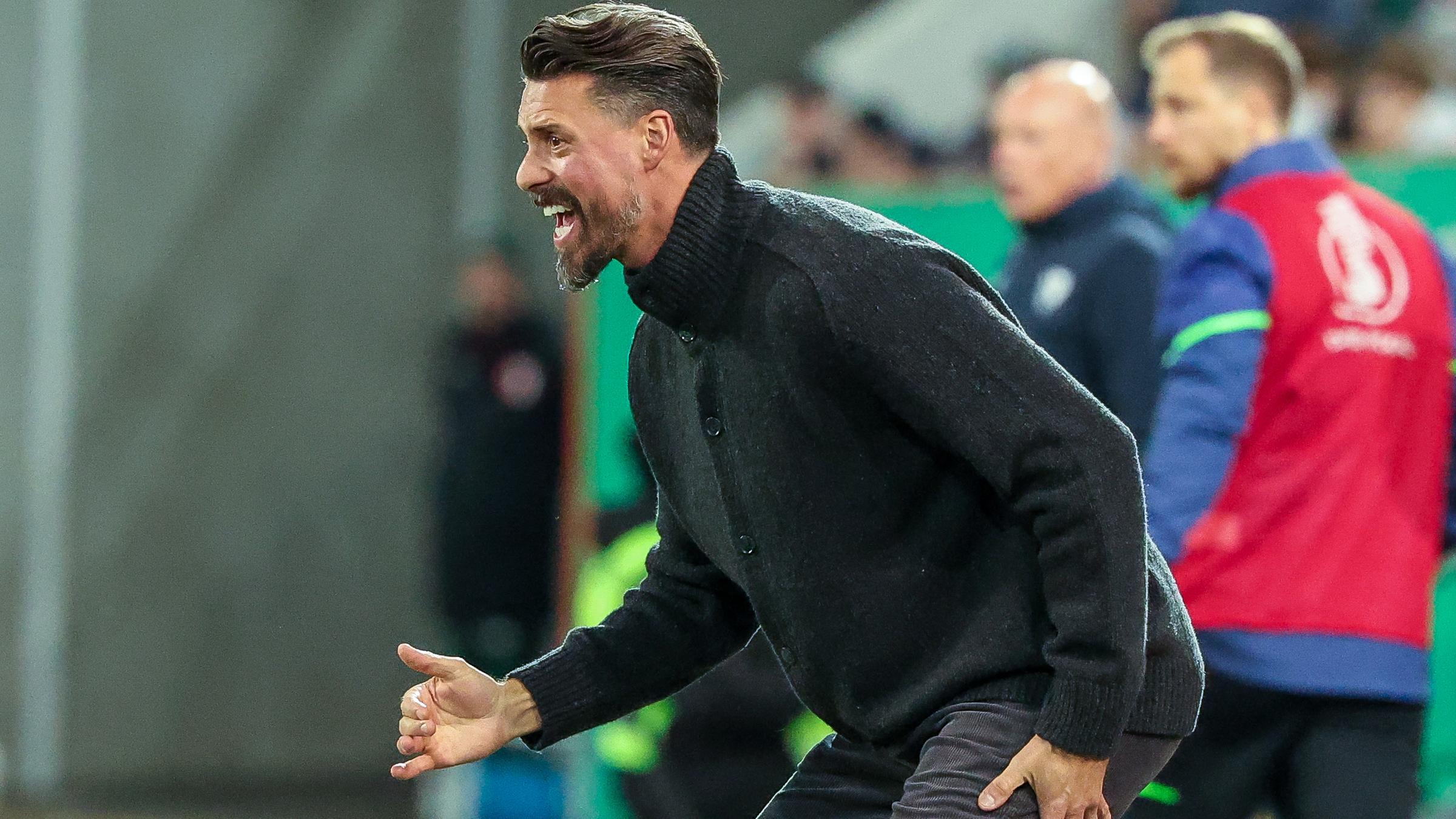 DFB-Pokal: FC Augsburg - VfL Bochum: Augsburgs Trainer Sandro Wagner ruft von der Seitenlinie aus Richtung Spielfeld.