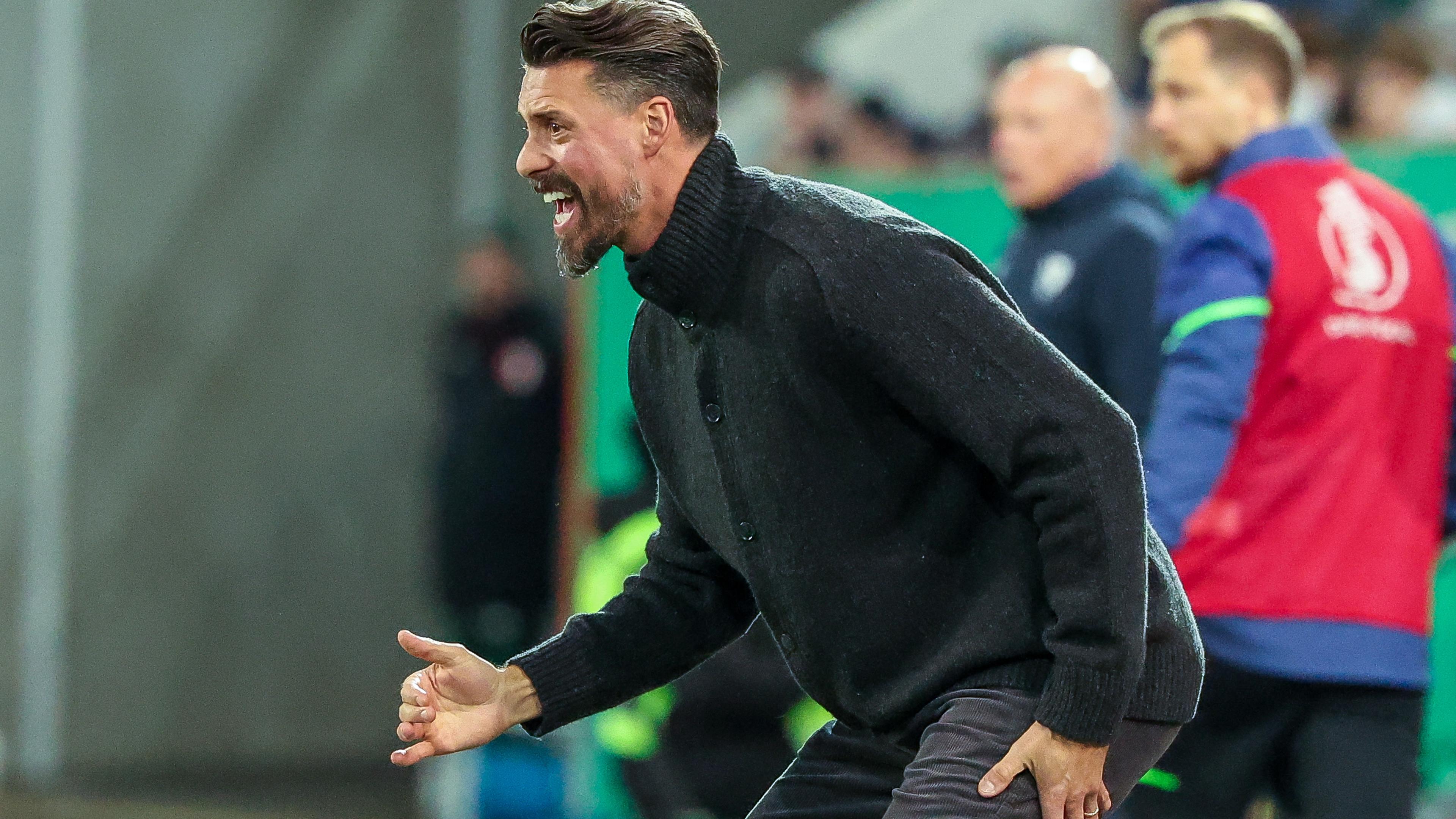 DFB-Pokal: FC Augsburg - VfL Bochum: Augsburgs Trainer Sandro Wagner ruft von der Seitenlinie aus Richtung Spielfeld.